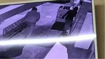 Saniyeler içinde marketi soydular Saniyeler içinde marketi soydular