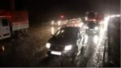 TEM Otoyolu'nda kayan toprak trafiği felç etti! 10 kilometrelik araç kuyruğu oluştu TEM Otoyolu'nda kayan toprak trafiği felç etti! 10 kilometrelik araç kuyruğu oluştu