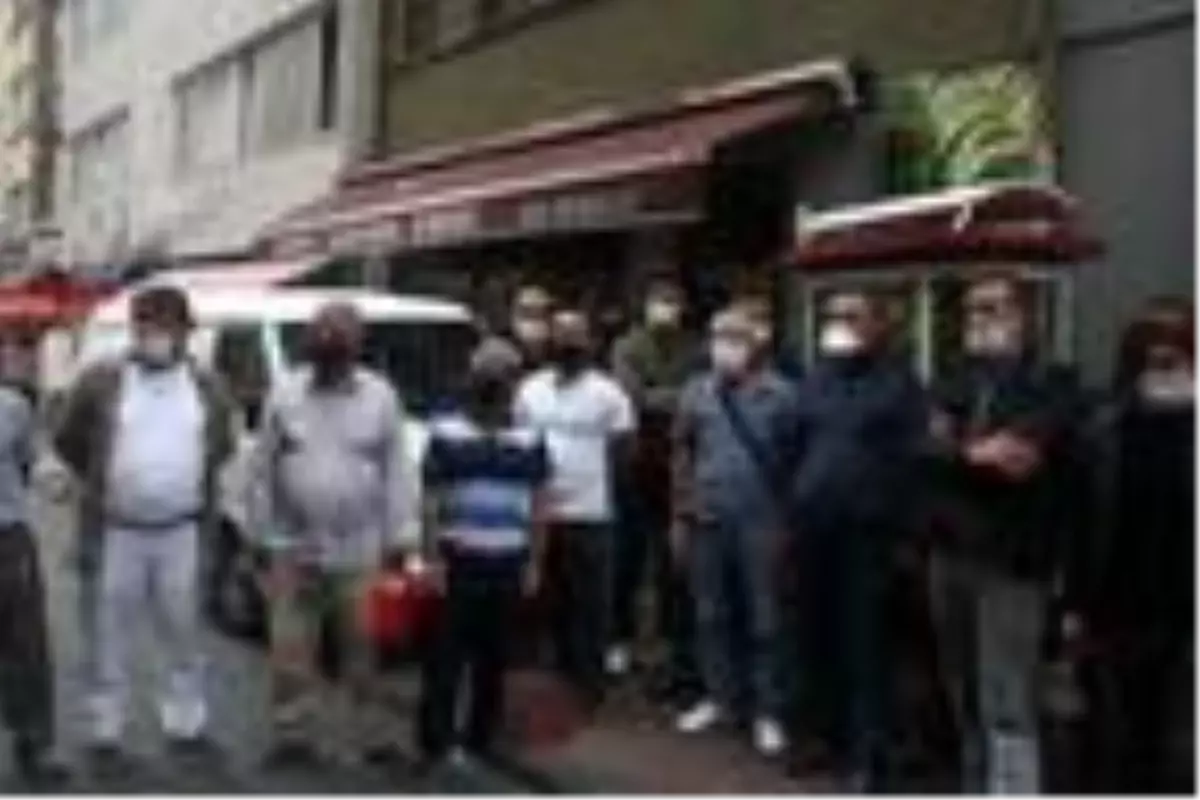 İBB, Taksim'deki simitçilerin faaliyetlerini durdurmasının ardından tezgahlarını da kaldırdı