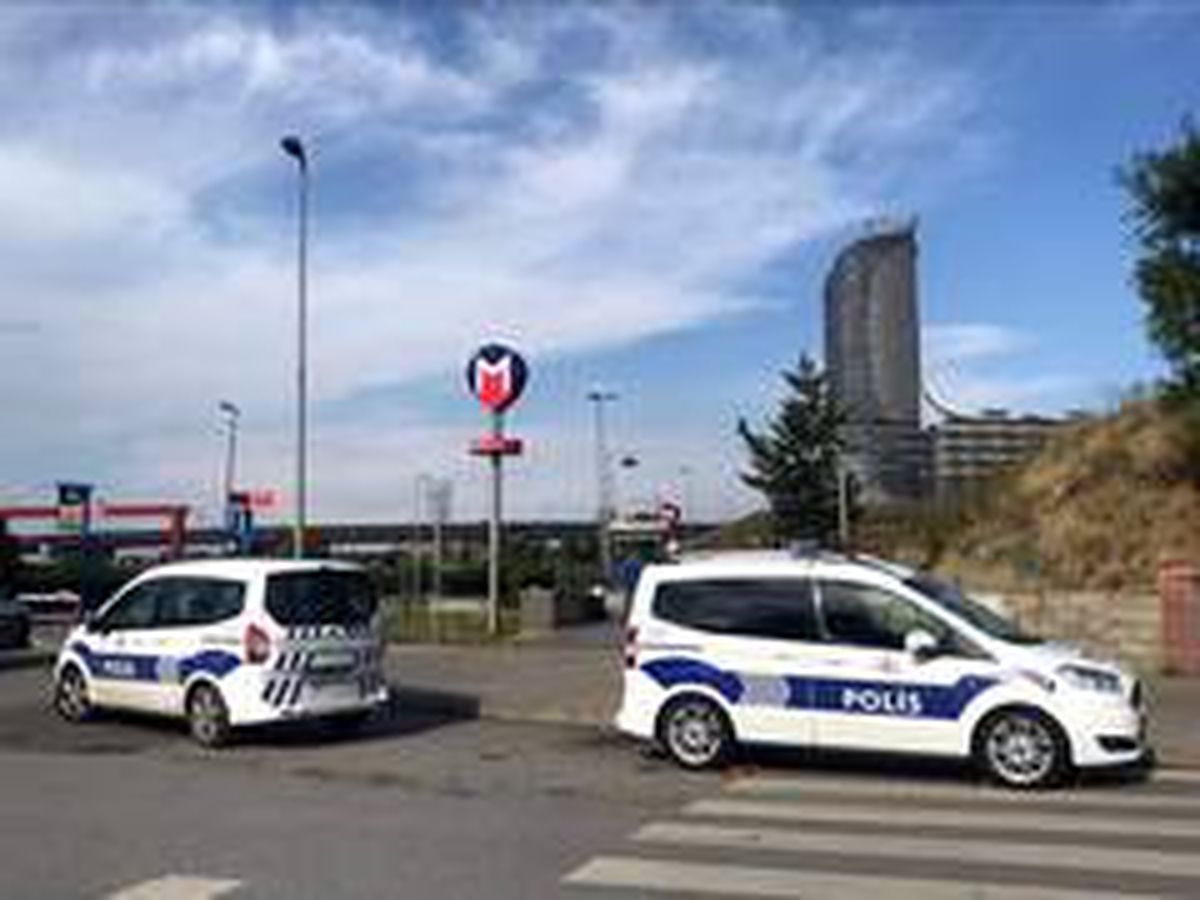 Ünalan metro istasyonunda bir kişi raylara atladı