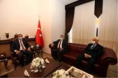 'Yılın En Başarılı Esnaf Dostu Valisi' ödülüne Çetin Oktay Kaldırım layık görüldü