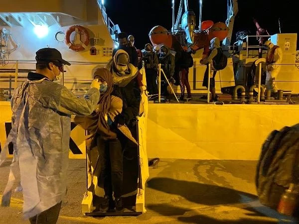 Yunanistan'ın ölüme terk ettiği 18 kaçak göçmeni Sahil Güvenlik kurtardı