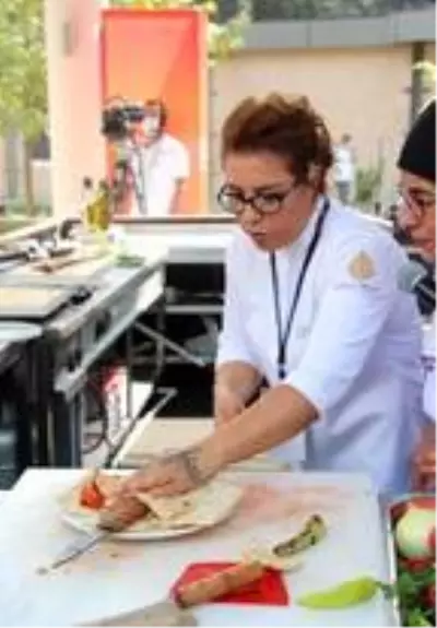 Adana Uluslararası Lezzet Festivali'nde 'Kadın şefler mangal başında' Adana Uluslararası Lezzet Festivali'nde 'Kadın şefler mangal başında'