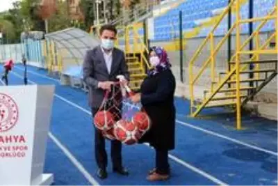 Kütahya'da amatör spor kulüplerine malzeme desteği Kütahya'da amatör spor kulüplerine malzeme desteği