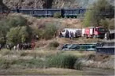 Ankara'da iki tren kafa kafayı çarpıştı: 2 ölü, 2 yaralı (2)- Yeniden Ankara'da iki tren kafa kafayı çarpıştı: 2 ölü, 2 yaralı (2)- Yeniden