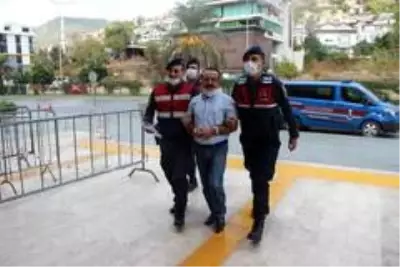 Antalya'da bir eve yapılan baskınla bin 83 tarihi sikke ele geçirildi Antalya'da bir eve yapılan baskınla bin 83 tarihi sikke ele geçirildi
