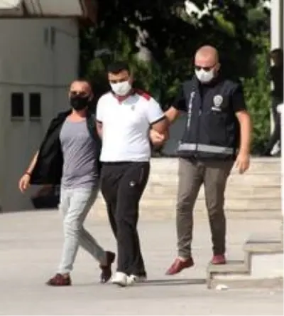 Canlı yayında hakaret etti diye arkadaşını uykusunda öldürdü Canlı yayında hakaret etti diye arkadaşını uykusunda öldürdü