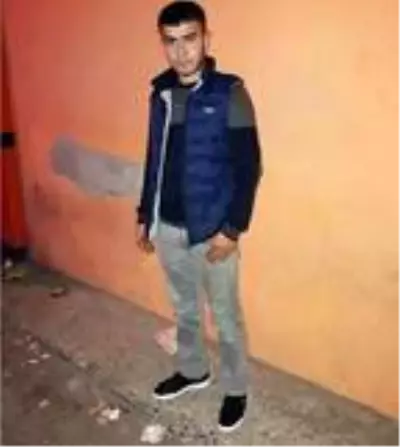 Arkadaşını sosyal medyadaki canlı yayında kendisine küfrettiği için uyurken öldürmüş Arkadaşını sosyal medyadaki canlı yayında kendisine küfrettiği için uyurken öldürmüş