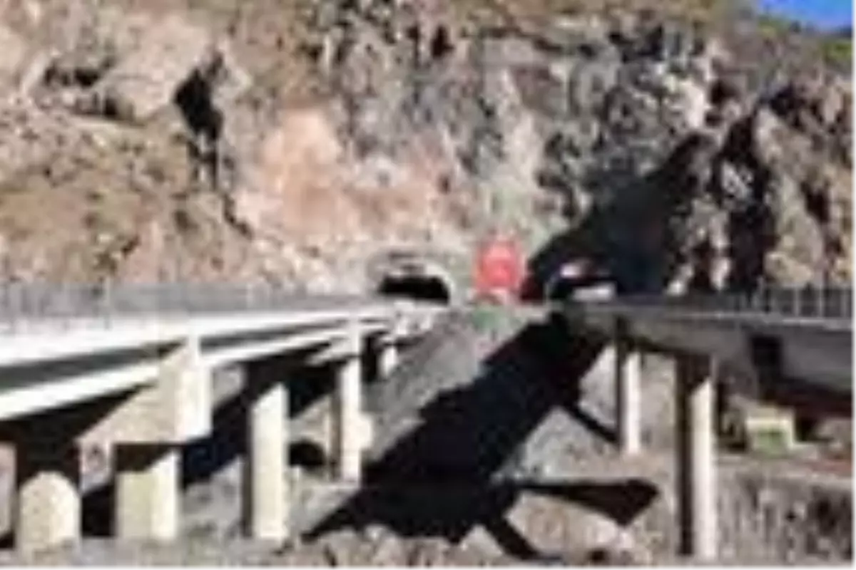 Son dakika haber... Ulaştırma ve Altyapı Bakanı Adil Karaismailoğlu Yüksekova'daki tünel şantiyesinde incelemelerde...