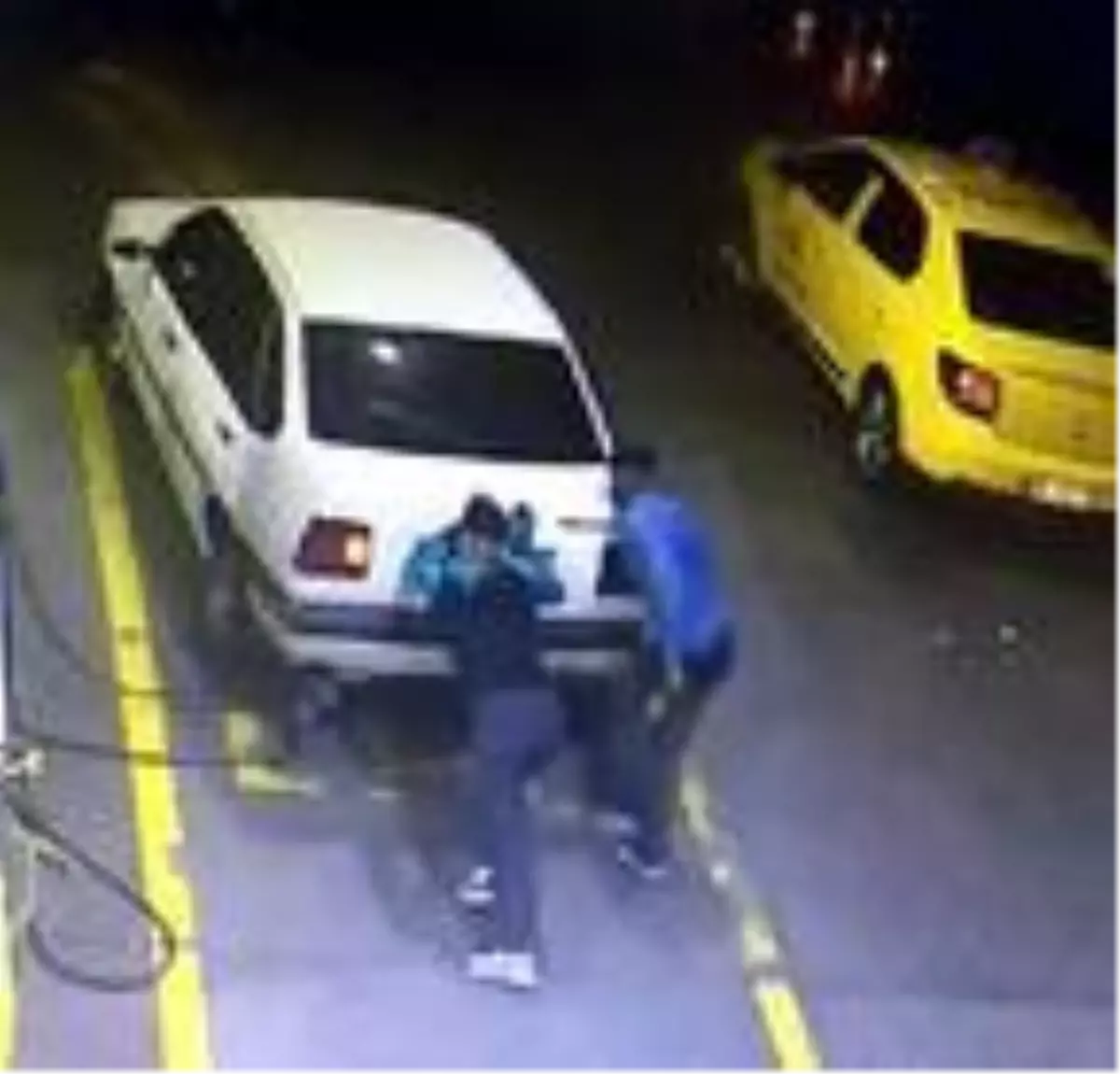 Çaldıkları otomobili böyle ittiler