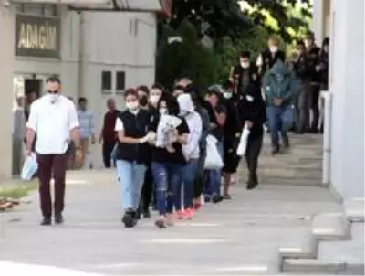 Dis Hekimi Kisvesi Ile Swinger Partilerine Katilan Su Tesisatcisi Ciftleri Dolandirmis Adana