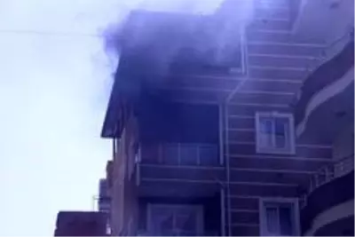 Polis memuru, yangını söndürmek için canla başla müdahale etti Polis memuru, yangını söndürmek için canla başla müdahale etti