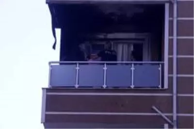 Polis memuru, yangını söndürmek için canla başla müdahale etti Polis memuru, yangını söndürmek için canla başla müdahale etti
