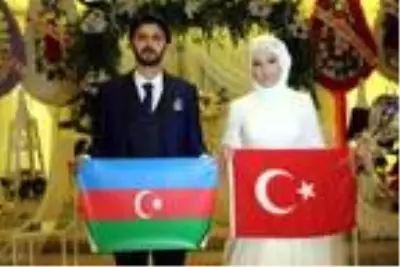 Gelin ve damat düğünlerinde Türk ve Azerbaycan bayrağı ...