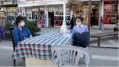 Görme engelli genç kız yazdığı kitapları kurduğu stantta satıyor Görme engelli genç kız yazdığı kitapları kurduğu stantta satıyor