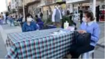 Görme engelli genç kız yazdığı kitapları kurduğu stantta satıyor Görme engelli genç kız yazdığı kitapları kurduğu stantta satıyor