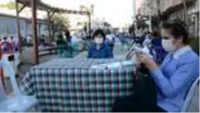 Görme engelli genç kız yazdığı kitapları kurduğu stantta satıyor Görme engelli genç kız yazdığı kitapları kurduğu stantta satıyor