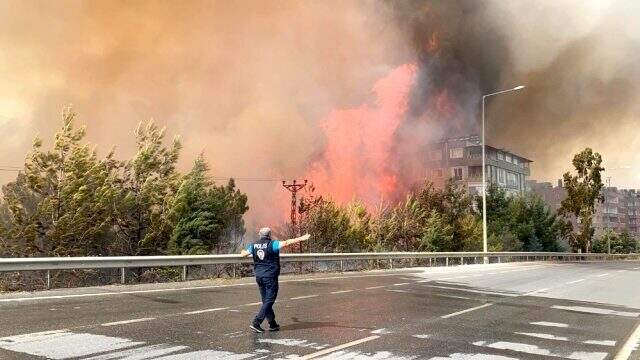 Hatay'da yangın yeniden şiddetlendi! Alevler evlere sıçradı, vatandaşlar bölgeden uzaklaşıyor