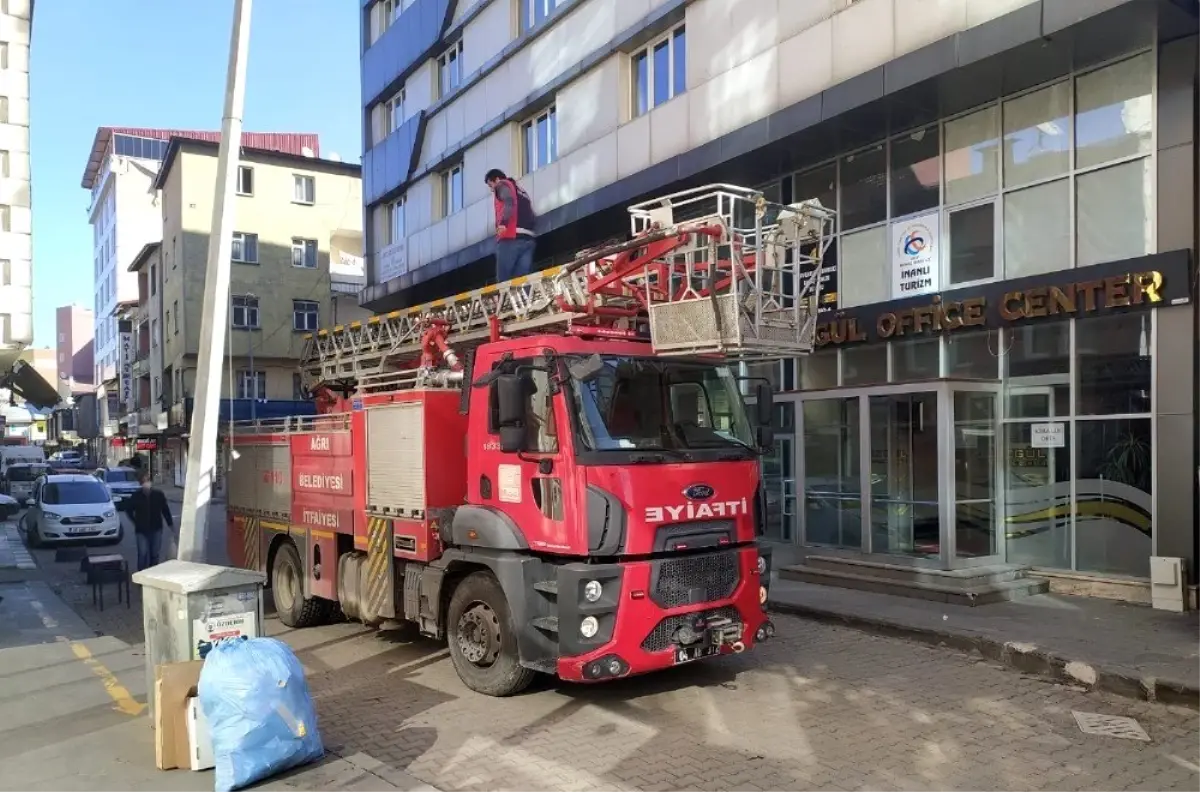 İtfaiyeden kedi kurtarma operasyonu Haberler
