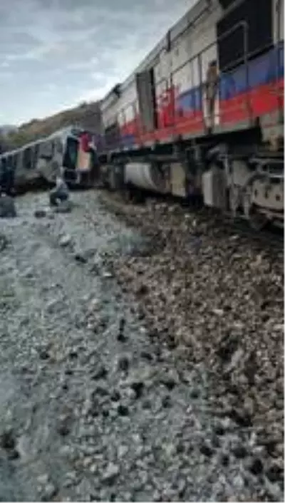Son dakika haber... Kalecik'te yük trenleri çarpıştı: 2 makinist hayatını kaybetti Son dakika haber... Kalecik'te yük trenleri çarpıştı: 2 makinist hayatını kaybetti