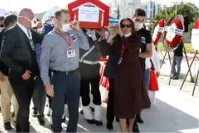 Son Dakika Haberleri Otobuste Kalp Krizi Geciren Emekli Emniyet Mudurunun Naasini Esi Ve Oglu Tasidi Antalya