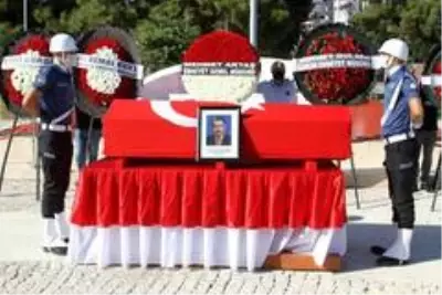 Son dakika haberleri! Otobüste kalp krizi geçiren emekli emniyet müdürünün naaşını eşi ve oğlu taşıdı Son dakika haberleri! Otobüste kalp krizi geçiren emekli emniyet müdürünün naaşını eşi ve oğlu taşıdı