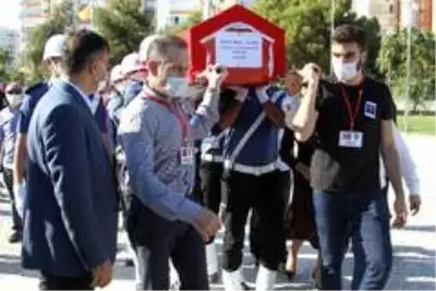 Son dakika haberleri! Otobüste kalp krizi geçiren emekli emniyet müdürünün naaşını eşi ve oğlu taşıdı Son dakika haberleri! Otobüste kalp krizi geçiren emekli emniyet müdürünün naaşını eşi ve oğlu taşıdı