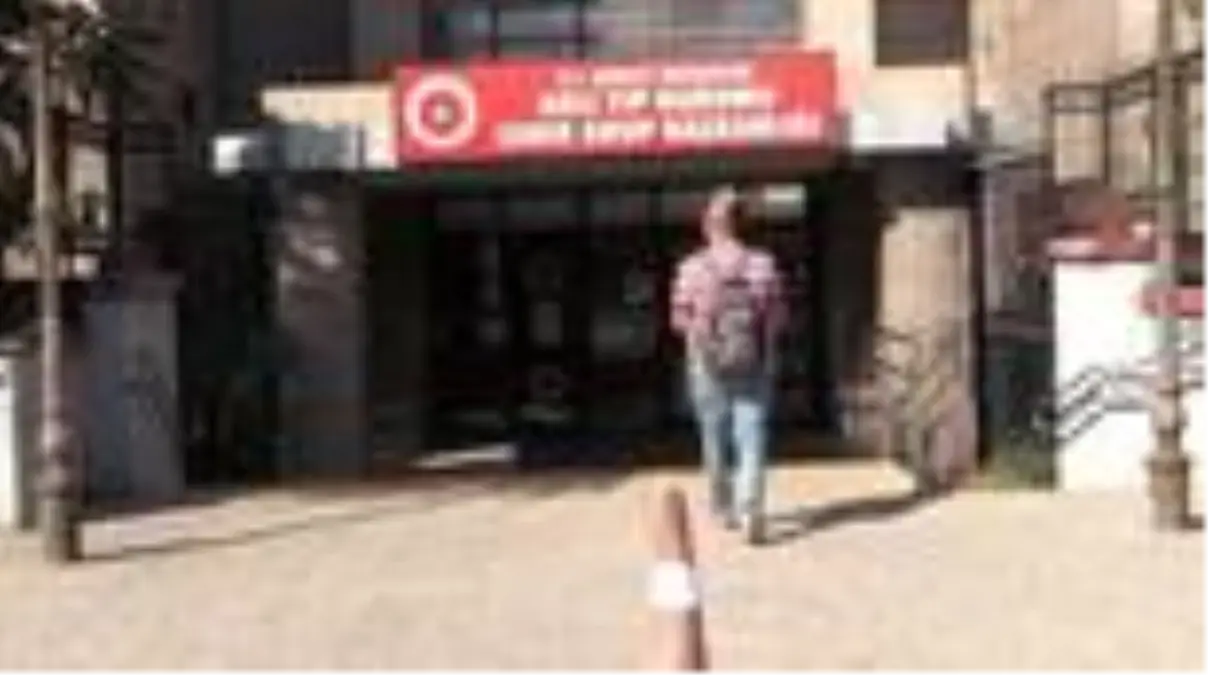 Son dakika haberi... İzmir'de sahte içkiden zehirlendikleri şüphesiyle hastaneye başvuranlardan 6'sı hayatını kaybetti.