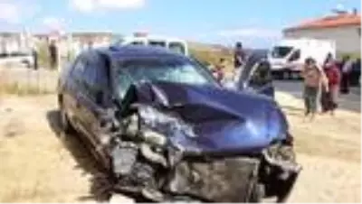 Manisa'da iki otomobil çarpıştı: 3 yaralı Manisa'da iki otomobil çarpıştı: 3 yaralı