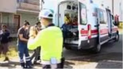 Manisa'da iki otomobil çarpıştı: 3 yaralı Manisa'da iki otomobil çarpıştı: 3 yaralı