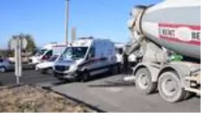 Turgutlu'daki trafik kazasında 3 kişi yaralandı Turgutlu'daki trafik kazasında 3 kişi yaralandı