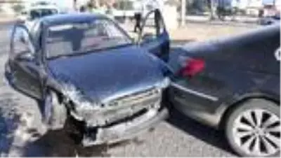 Turgutlu'daki trafik kazasında 3 kişi yaralandı Turgutlu'daki trafik kazasında 3 kişi yaralandı
