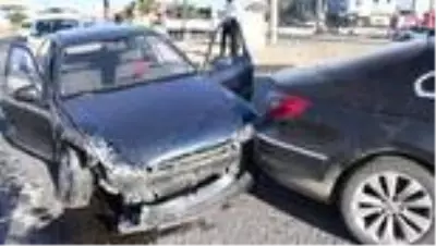 Turgutlu'daki trafik kazasında 3 kişi yaralandı Turgutlu'daki trafik kazasında 3 kişi yaralandı