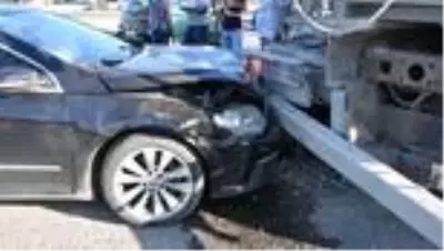 Turgutlu'daki trafik kazasında 3 kişi yaralandı Turgutlu'daki trafik kazasında 3 kişi yaralandı