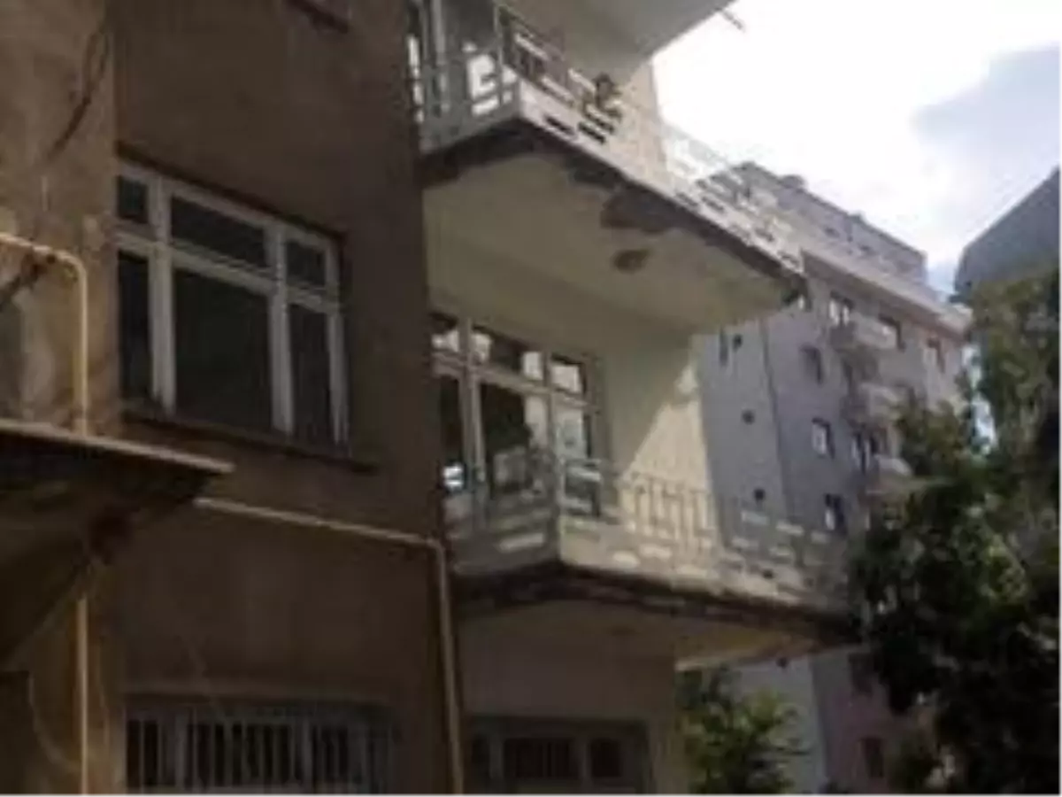 Uzaklaştırma kararına uymayan koca, boşanma aşamasındaki eşinin içinde bulunduğu evi yakmaya çalıştı