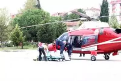 Üzerine benzin dökerek yakan ağır yaralı genç helikopterle Kocaeli'ne sevk edildi Üzerine benzin dökerek yakan ağır yaralı genç helikopterle Kocaeli'ne sevk edildi
