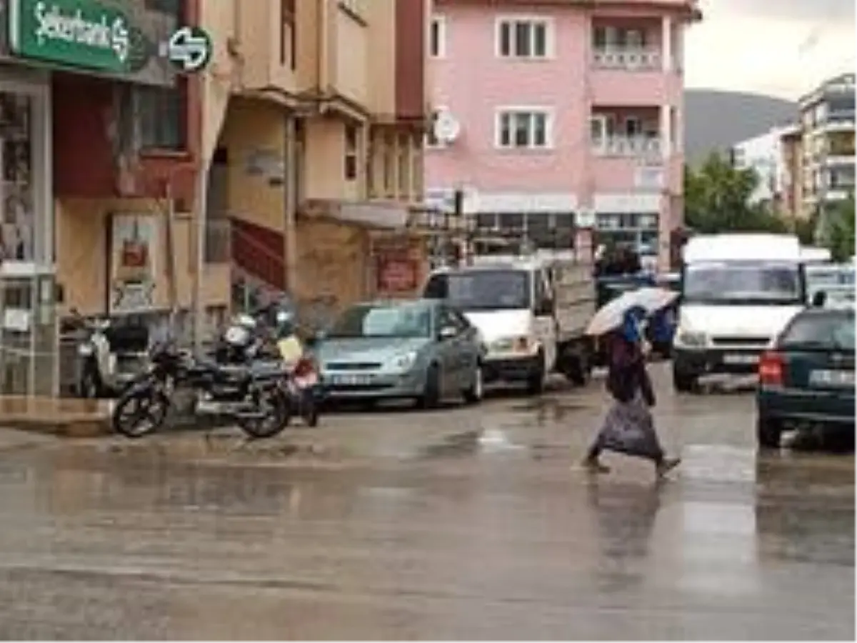 Yağmura hazırlıksız yakalanan vatandaşlar zor anlar yaşadı