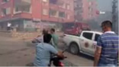 Yanan evine koşmaya çalışan kadını görevliler zor tuttu Yanan evine koşmaya çalışan kadını görevliler zor tuttu