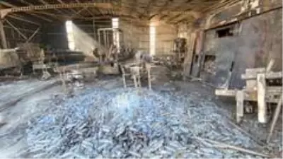 Yerleşim yerlerine ulaşan yangın fabrikaları büyük zarara soktu Yerleşim yerlerine ulaşan yangın fabrikaları büyük zarara soktu