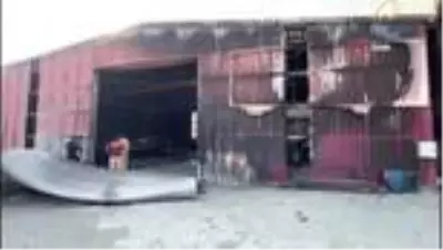 Yerleşim yerlerine ulaşan yangın fabrikaları büyük zarara soktu Yerleşim yerlerine ulaşan yangın fabrikaları büyük zarara soktu