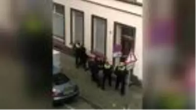 Son dakika haber: Almanya?da yanan evden çocuğunu kurtarmak isteyen babaya polis şiddeti kamerada! Son dakika haber: Almanya?da yanan evden çocuğunu kurtarmak isteyen babaya polis şiddeti kamerada!