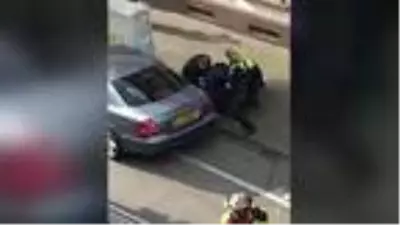 Son dakika haber: Almanya?da yanan evden çocuğunu kurtarmak isteyen babaya polis şiddeti kamerada! Son dakika haber: Almanya?da yanan evden çocuğunu kurtarmak isteyen babaya polis şiddeti kamerada!