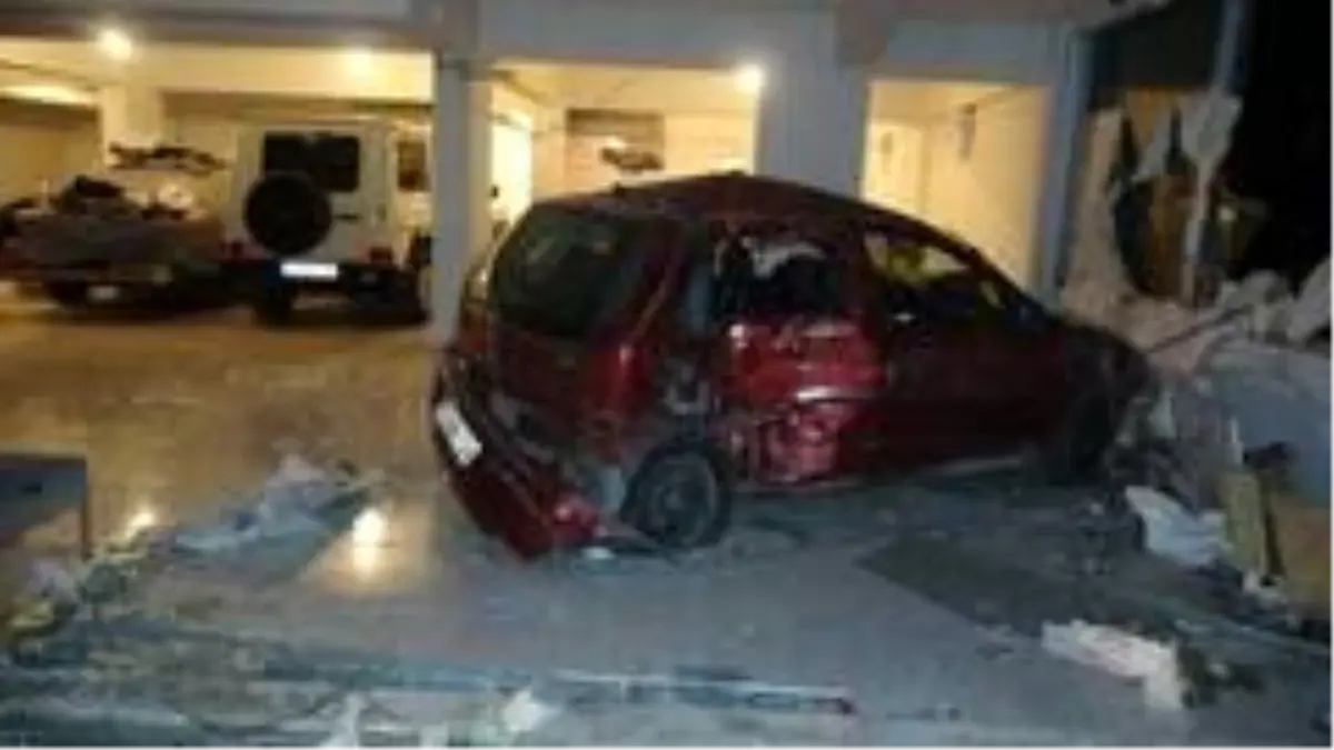 Antalya'da virajı alamayan otomobil dükkana girdi : 1 yaralı