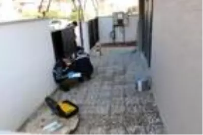 Kırık balkon camından beton zemine düşen 1 yaşındaki bebek yaşamını yitirdi Kırık balkon camından beton zemine düşen 1 yaşındaki bebek yaşamını yitirdi