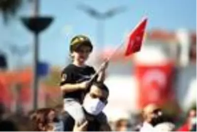 Bursa'da gösteri uçuşu yapan Solo Türk'e ilgi Bursa'da gösteri uçuşu yapan Solo Türk'e ilgi