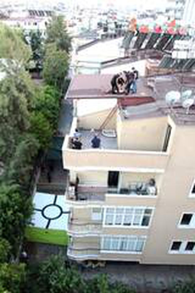 Çatının ucunda sızıp kalan alkollü genç, yürekleri ağza getirdi