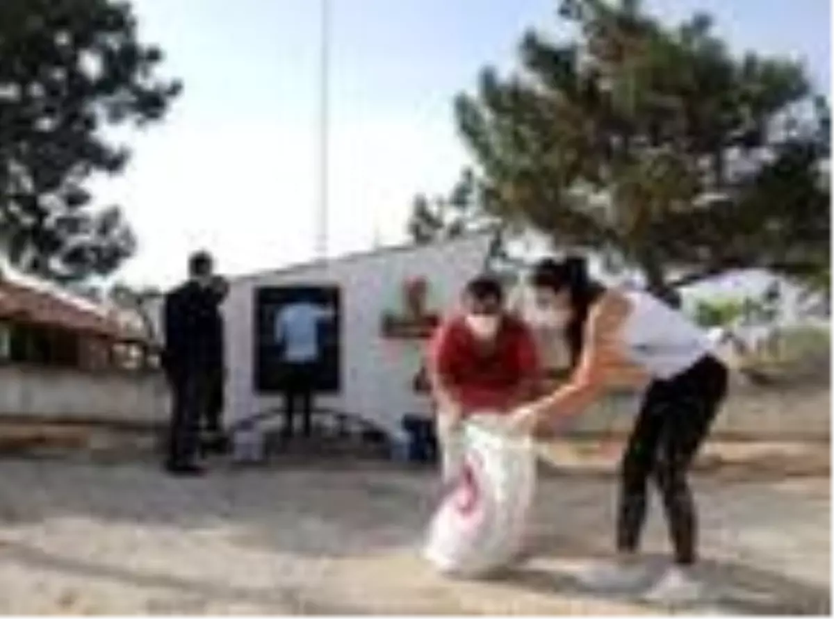 Edirne'de gönüllüler, köylerdeki Atatürk büstlerinin bakımını yapıyor