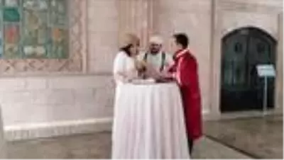 Evlenen veteriner çift nikah şekeri yerine mama dağıttı Evlenen veteriner çift nikah şekeri yerine mama dağıttı