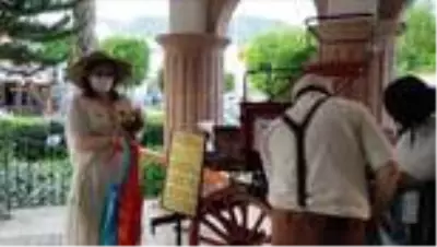 Evlenen veteriner çift nikah şekeri yerine mama dağıttı Evlenen veteriner çift nikah şekeri yerine mama dağıttı