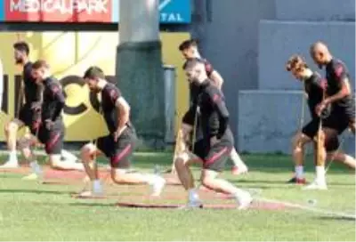 Galatasaray'da Belhanda antrenmanda yer almadı Galatasaray'da Belhanda antrenmanda yer almadı